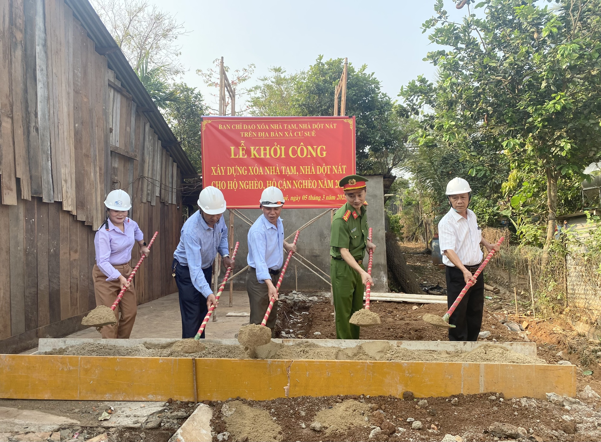 Lễ khởi công xây dựng nhà mới cho hộ nghèo, cận nghèo trên địa bàn xã Cư Suê